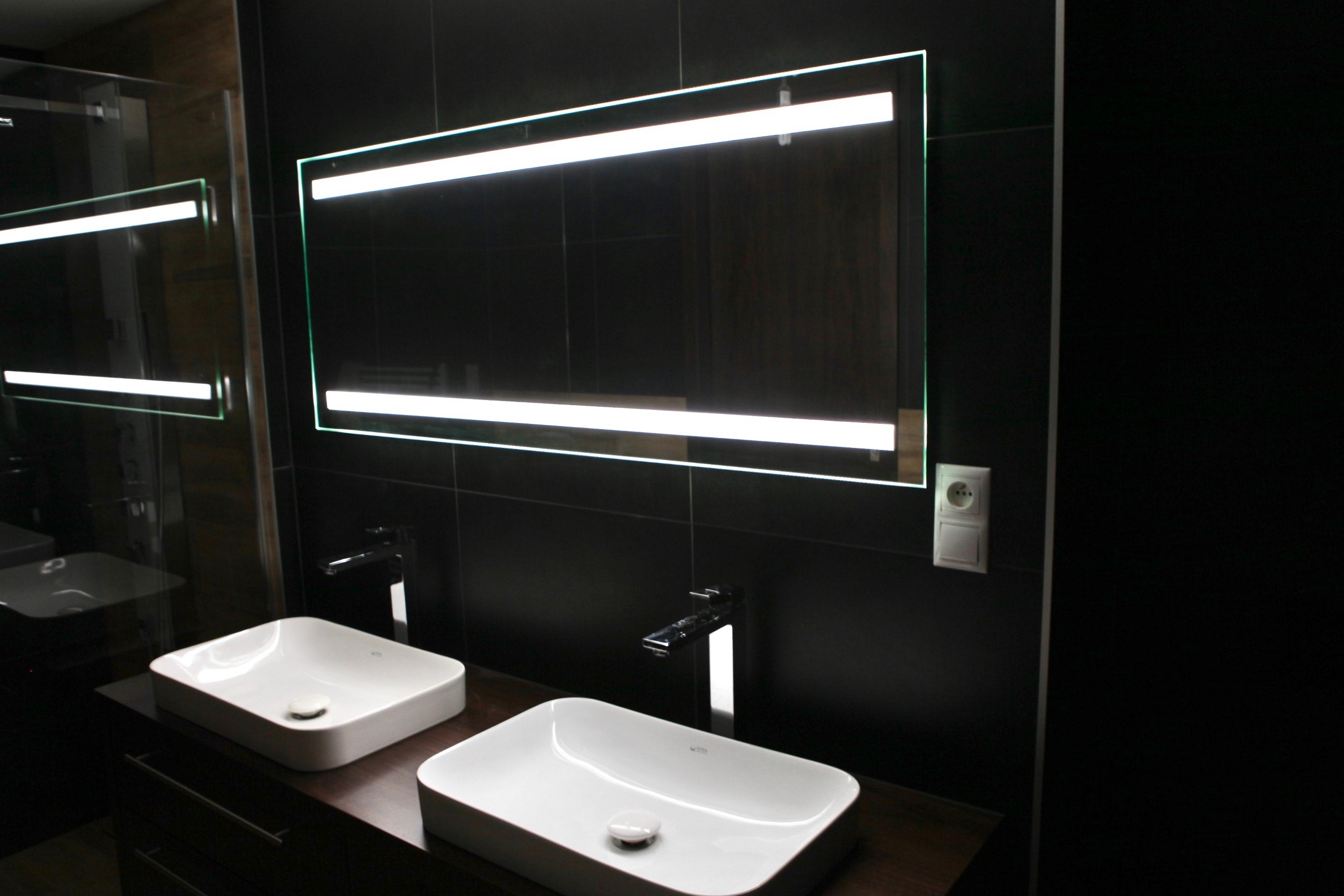 Dizajnové LED zrkadlo v modernej kúepľni v Bratislave