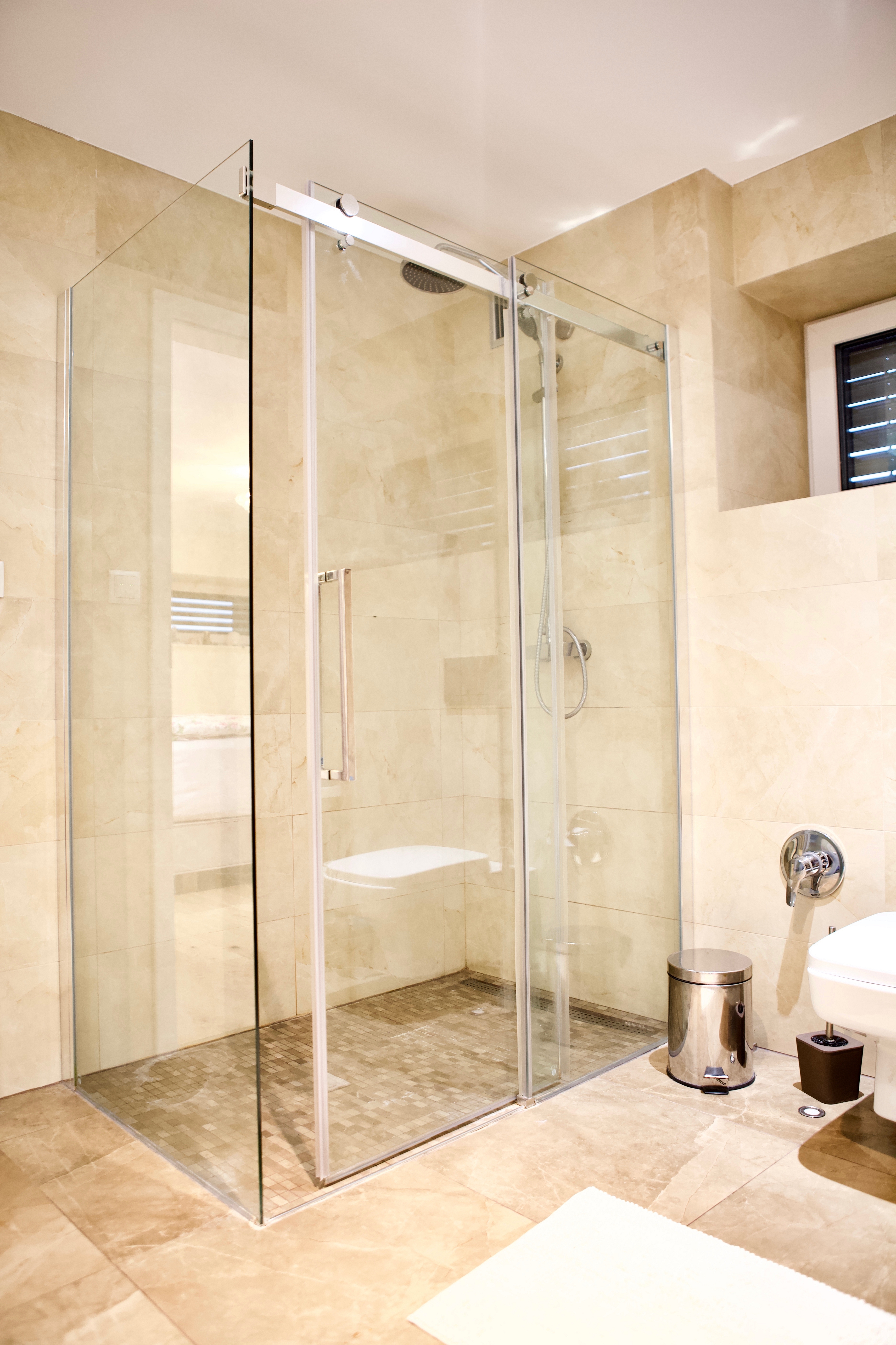 Sklenený sprchový kút - luxusná kúpeľňa